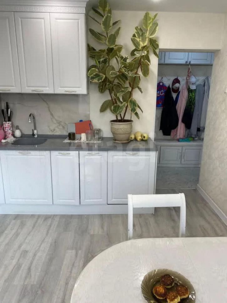 3-комн квартира улица Возрождения, 72