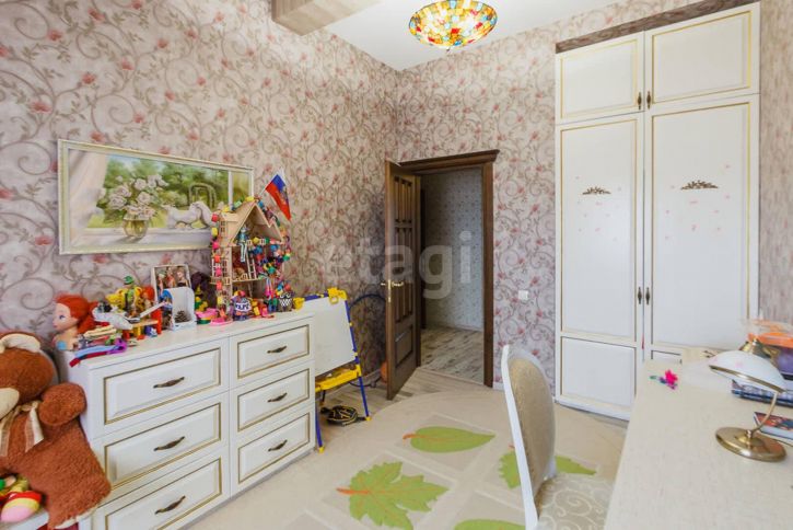 3-комн квартира улица Панкратова, 40