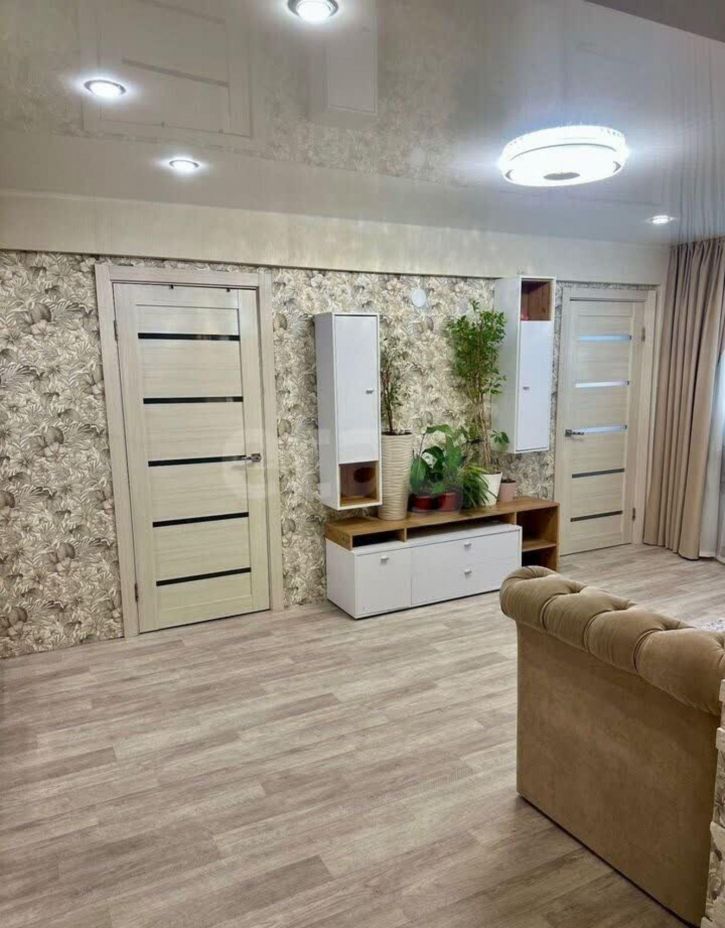 4-комн квартира улица Панкратова, 84