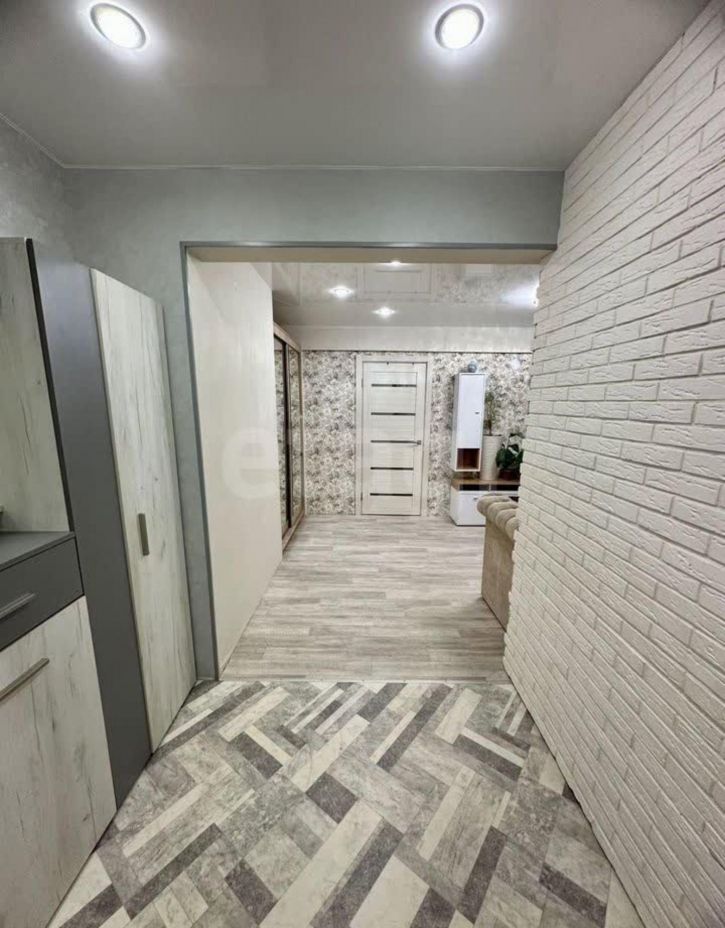4-комн квартира улица Панкратова, 84